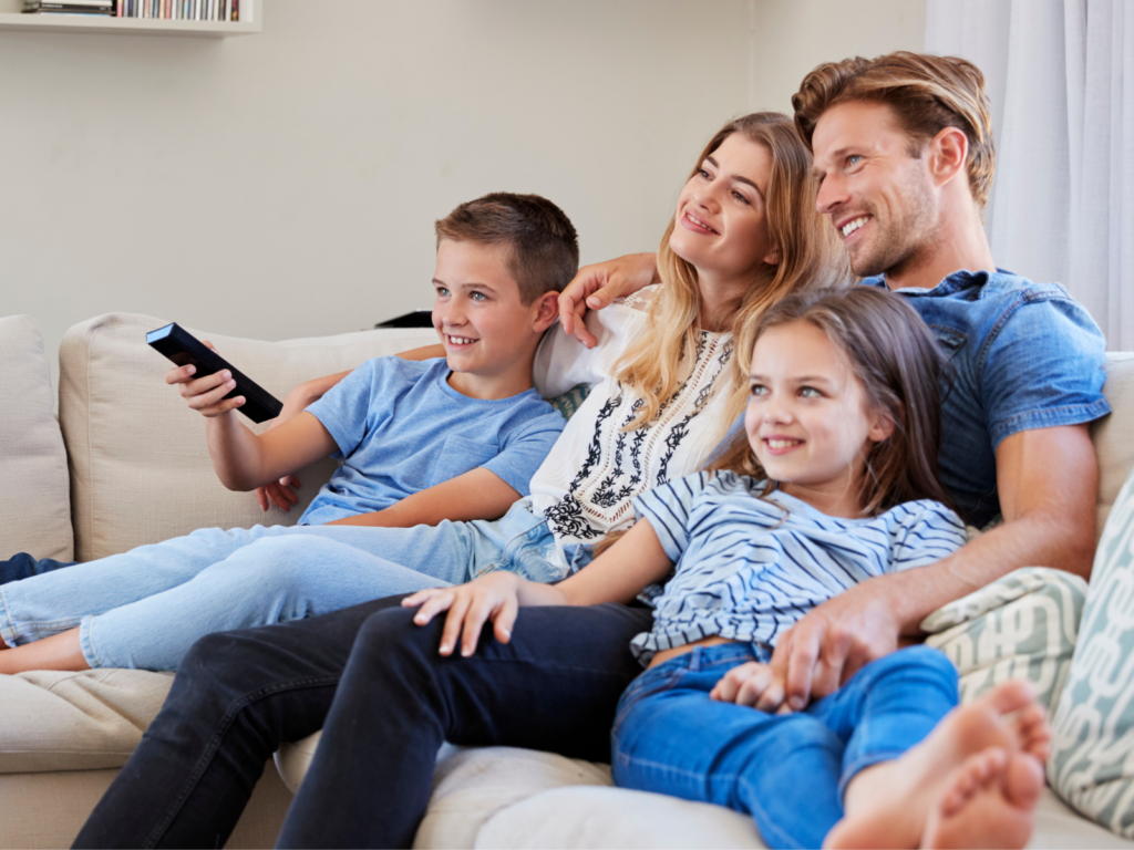 Семейный просмотр пин. Семья у телевизора. Счастливая семья у телевизора. Семья перед ТВ. Семья улыбается.